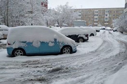 Сургутяне жалуются на заваленные снегом дороги