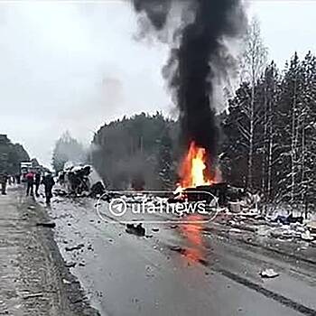 Очевидцы сняли на видео пожар на месте столкновения трех фур в российском регионе