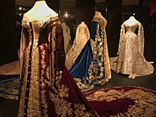 Эрмитаж показал в Галерее костюма парадные платья Романовых и джинсовый сарафан крестьянки