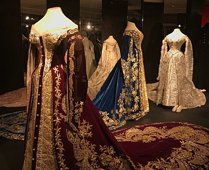 Эрмитаж показал в Галерее костюма парадные платья Романовых и джинсовый сарафан крестьянки
