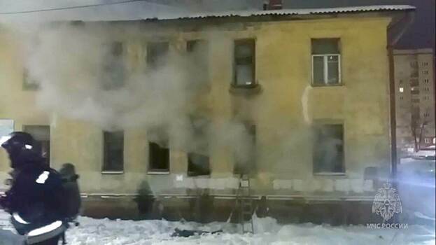 На пожаре в Кирове спасли трёх человек. Одного из пострадавших нашли в подвале без сознания