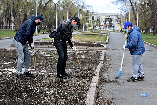 В Металлургическом районе метелки и грабли в руки взяли сотрудники администрации