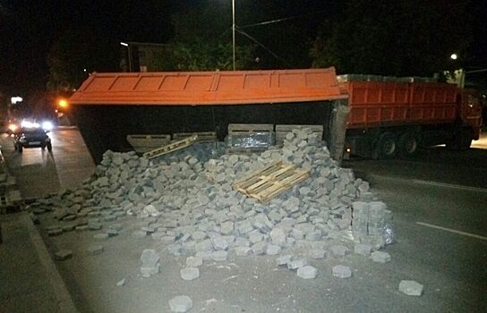 В Кургане перевернулся КАМАЗ с тротуарной плиткой