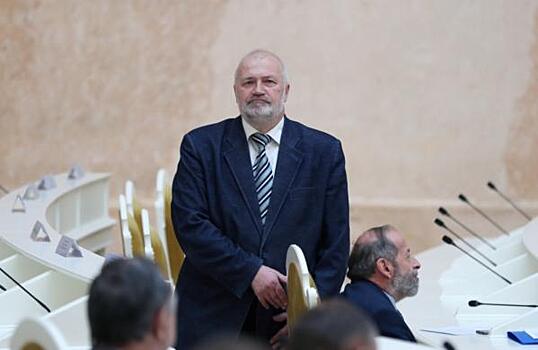 Беспартийный депутат петербургского ЗакСа Амосов пойдет на выборы от эсеров