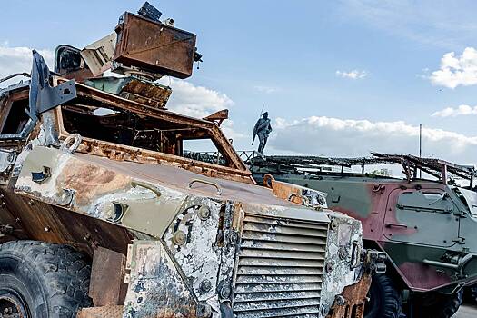 «Русские умеют воевать, не надо злить русских» Толпы россиян идут на выставку подбитой техники ВСУ. Что они говорят?