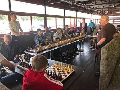 В ТРЦ «Макси» сегодня проходит турнир с международным мастером по шахматам Евгением Касьяновым
