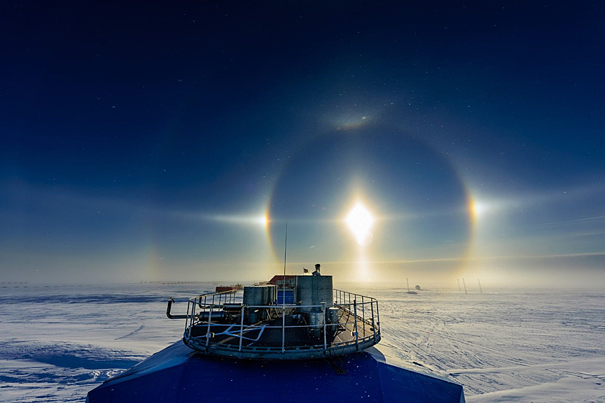 Солнечный ореол на научно-исследовательской станции в Антарктике