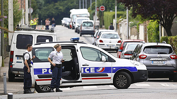 Взрывотехники проверяют автомобиль напавшего на полицейских в Париже