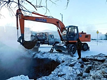 Крупную аварию на теплотрассе в Линево устранили в лютый мороз под Новосибирском