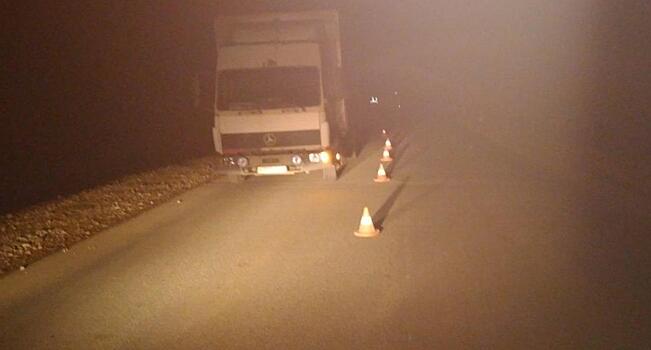 В Свечинском районе водитель грузовика сбил 20-летнего молодого человека