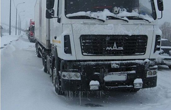 В Югре дорожники спасли замерзающего водителя грузовика