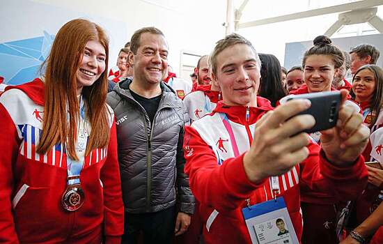 Медведев поздравил сборную России