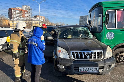 При столкновении автобуса и двух машин в Екатеринбурге пострадали два человека