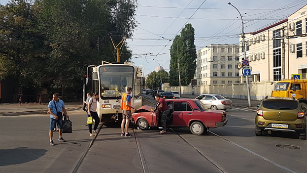 На Астраханской столкнулись ВАЗ и трамвай