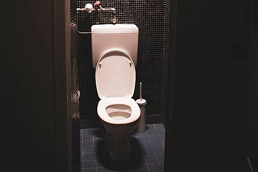 Девушка почувствовала боль в ноге, села на унитаз и сломала кости