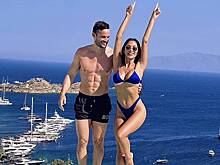 45-летняя Николь Шерзингер поделилась снимками в ярком бикини