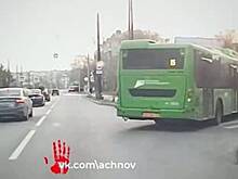 В российском городе пассажирский автобус и скорая помощь столкнулись и попали на видео