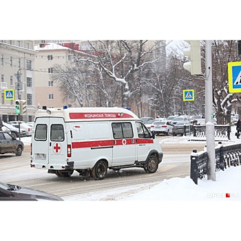 Завязла в «каше»: в Уфе очевидец снял на видео, как скорая пытается проехать на вызов больного