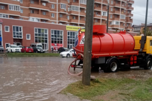 В нескольких микрорайонах Краснодара ликвидируют подтопления после дождя