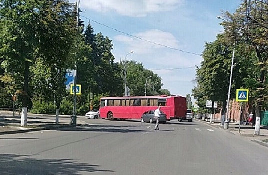 В центре Пензе дорогу перекрыл автобус, столкнувшийся с легковушкой