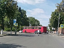 В центре Пензе дорогу перекрыл автобус, столкнувшийся с легковушкой