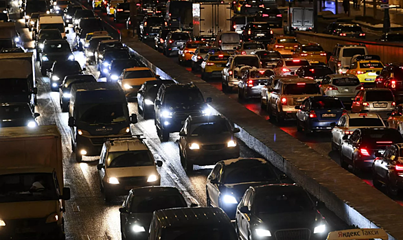 Москвичей предупредили о девятибалльных пробках вечером