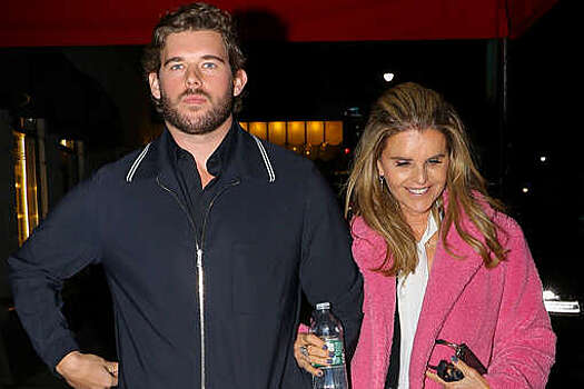 Сына Арнольда Шварценеггера Кристофера засняли в майке на прогулке