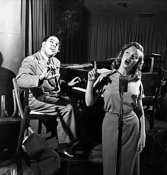 Юная Мерилин Монро на занятии вокалом с Филом Муром. 1949 год.