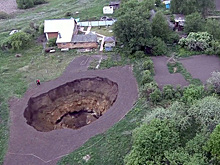 Провал в земле глубиной в пять этажей образовался рядом с домом россиян