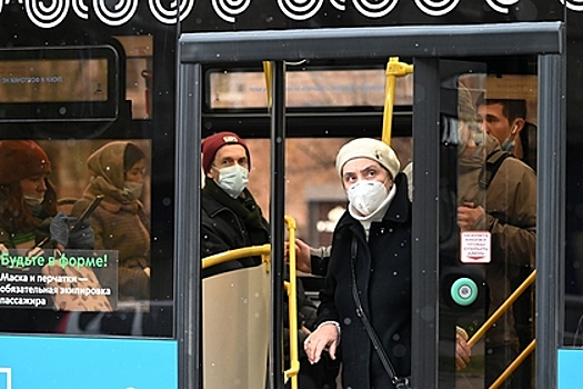 Названо количество носящих маски в транспорте россиян