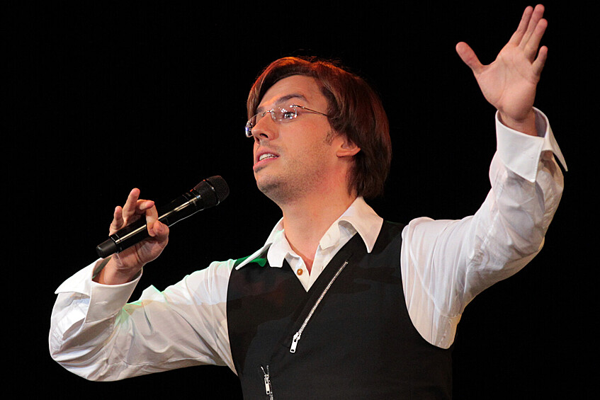 Максим Галкин выступает на концерте во время открытия после реконструкции Театра Эстрады имени Аркадия Райкина в Санкт-Петербурге, 2011 год