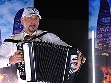 Рэпер Серега объяснил, почему надо «дать шанс» звездам «голой вечеринки»