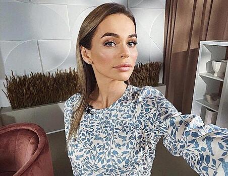 «Оргазмическое»: Анна Хилькевич подразнила внушительными формами в корсетном платье пудрового цвета