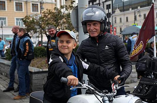 Кожемяко на «Иже» открыл 25-й байкерский сезон во Владивостоке