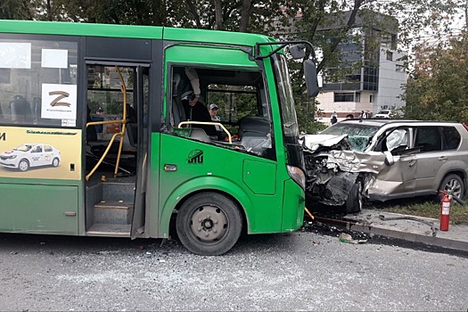 В Екатеринбурге в ДТП с автобусом пострадали шесть человек
