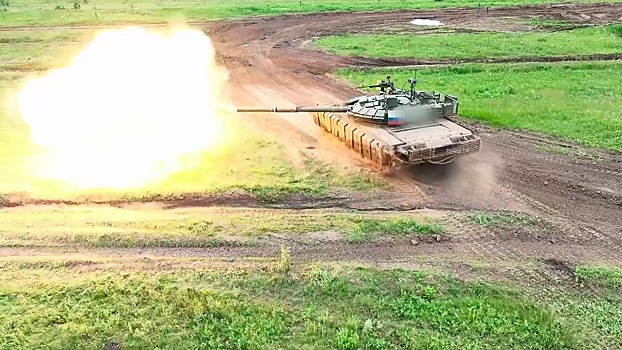 Российские танкисты на Т-80БВМ учатся прикрывать штурмовые отряды в зоне СВО