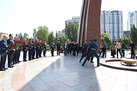 Володин и главы делегаций ПА ОДКБ возложили цветы к Вечному огню в Бишкеке