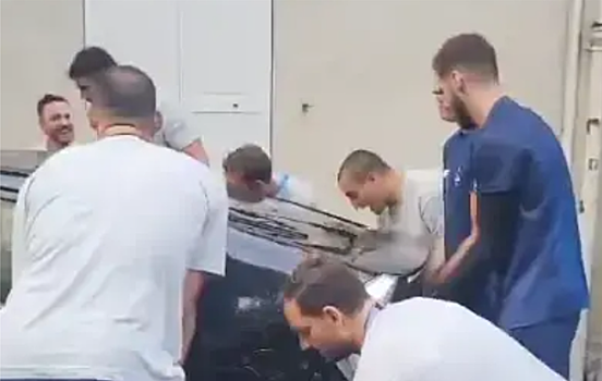 Греческие ватерполисты передвинули машины, мешавшие проезду их автобуса в Париже