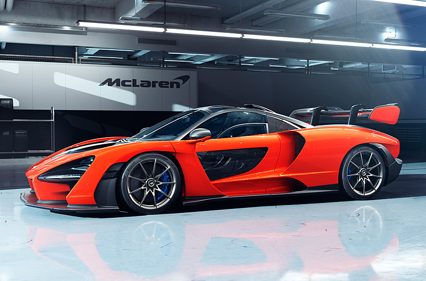 Новинка российского автопарка — McLaren Senna. Британская марка в нашей стране официально представлена не была, поэтому искать 800-сильное купе пришлось за рубежом. Цены стартуют с 1,3 миллиона евро, тираж ограничен 500 штук, и, хотя премьера состоялась в 2017 году, модель до сих пор выпускается! Экземпляр на нашем учёте сошёл с конвейера в 2021 году, а на столичных дорогах появился в середине июня 2024-го. В отличие от других суперкаров из нашей подборки, это не «гаражная королева»: владелец выезжает на McLaren наравне с другими экземплярами коллекции.