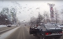 Видео дня. Водитель ВАЗа грубо нарушил правила на улице Родионова и остался недоволен