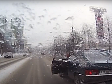 Видео дня. Водитель ВАЗа грубо нарушил правила на улице Родионова и остался недоволен