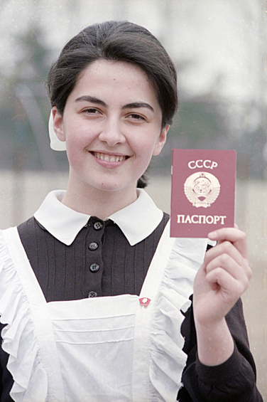 Паспорт СССР был самым важным документом для советского человека. Без документа нельзя было устроиться на работу, переехать, жениться, поступить в университет, получить почтовую посылку
