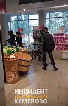 Драка кемеровчанки с сотрудником супермаркета попала на камеру