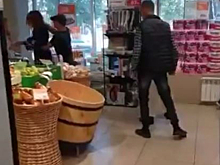 Драка кемеровчанки с сотрудником супермаркета попала на камеру