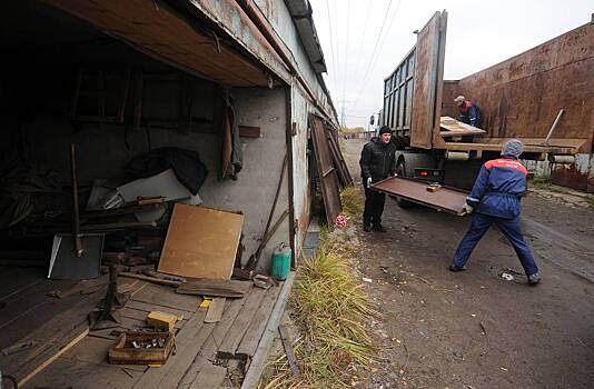 Гаражи в России предложили сносить под строительство школ