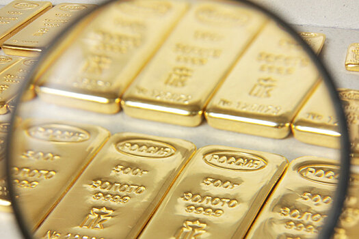 Банки распродали половину золотых запасов