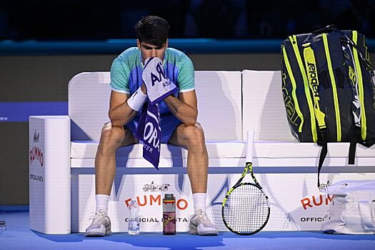 Зверев обыграл Алькараса и вышел в полуфинал Итогового турнира ATP