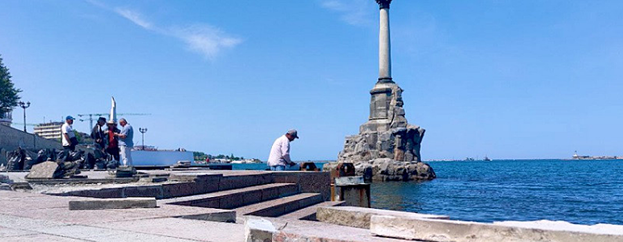 В Севастополе на набережной началась замена разбитой штормами плитки