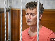 Екатеринбуржцы несут Ройзману* в изолятор конфеты и сгущенку