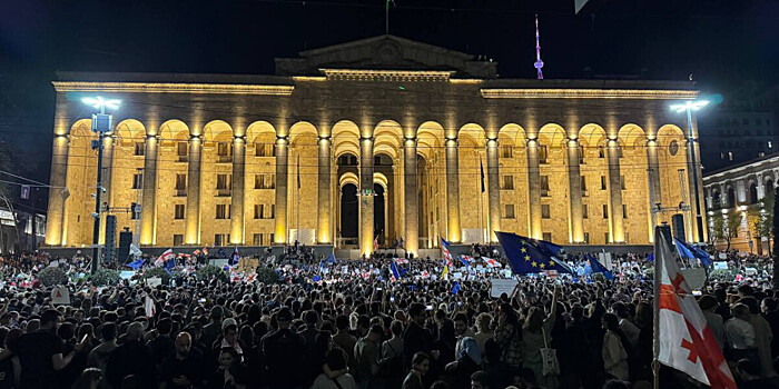 Митингующие против закона об иноагентах перекрыли площадь Свободы в Тбилиси